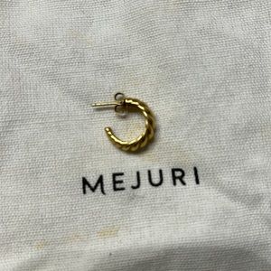 Single Mejuri Croissant Hoop